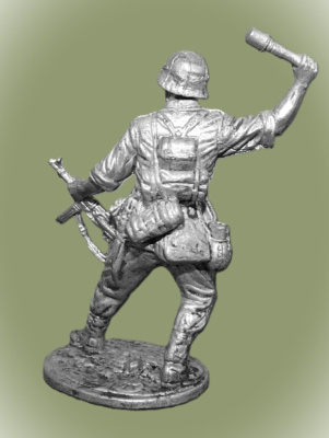 Картинка WWII-044 Немецкий солдат с МР40 и гранатой 1943-1945  54 мм.  от магазина Масштаб