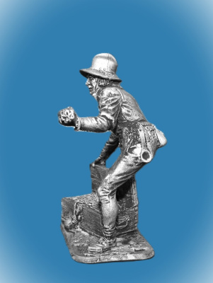 Картинка 255. Оловянный солдатик Артиллерист с ящиком. Зап. Европа 15 в, 54мм  от магазина Масштаб