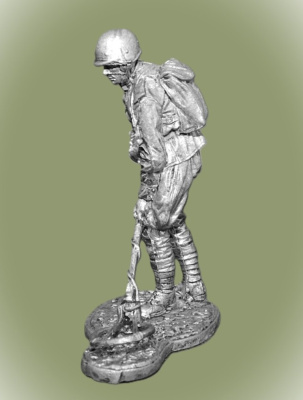 Картинка WWII-058 Сапёр с миноискателем, 1943-45 гг. СССР, 54 мм.  от магазина Масштаб
