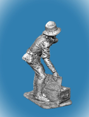 Картинка 255. Оловянный солдатик Артиллерист с ящиком. Зап. Европа 15 в, 54мм  от магазина Масштаб