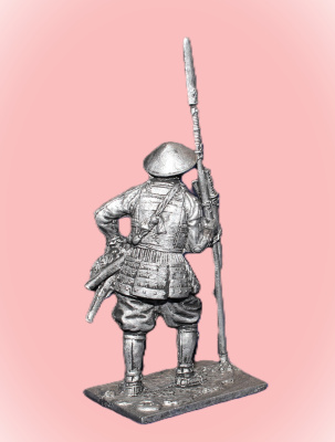 Картинка 228. Оловянный солдатик Асигару с трофеями, 2-я пол. 16 – нач. 17 вв., 54мм  от магазина Масштаб