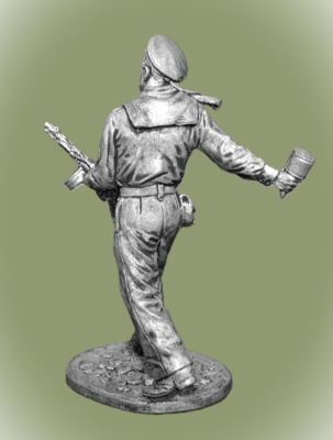 Картинка WWII-060 Краснофлотец с автоматом ППШ и гранатой РПГ-40, 1943-45 гг. СССР, 54 мм.  от магазина Масштаб