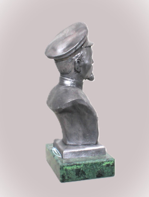 Картинка Бюст Ф.Э. Дзержинский, 1:10  от магазина Масштаб