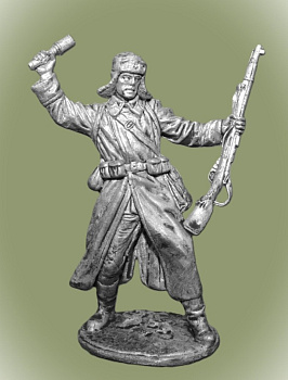 Картинка WWII-084 Оловянная фигура Боец РККА в шинели с гранатой, 1941-43гг. СССР,  54мм  от магазина Масштаб