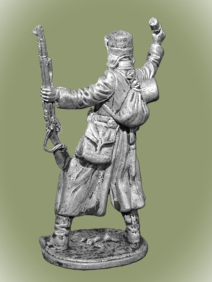 Картинка WWII-084 Оловянная фигура Боец РККА в шинели с гранатой, 1941-43гг. СССР,  54мм  от магазина Масштаб