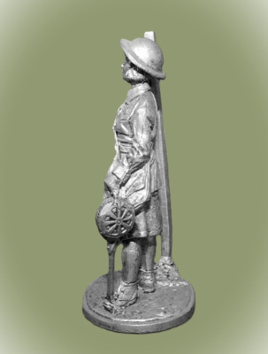 Картинка WWII-035 Девушка - инструктор МПВО с ручной сиреной, 1941-44 гг. СССР  54 мм.  от магазина Масштаб