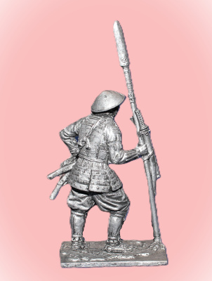 Картинка 228. Оловянный солдатик Асигару с трофеями, 2-я пол. 16 – нач. 17 вв., 54мм  от магазина Масштаб