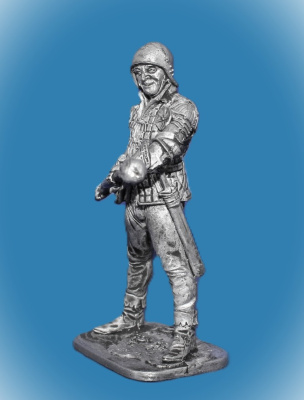 Картинка 266. Оловянный солдатик Артиллерист с прибойником. Зап. Европа, 15 век, 54 мм  от магазина Масштаб