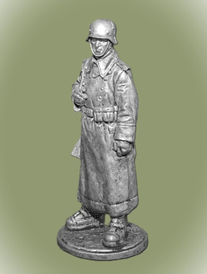 Картинка WWII-025 Оловянная миниат Рядовой пехоты Вермахта (Германия) в караульных ботах. 1942-43 гг.  54 мм.  от магазина Масштаб