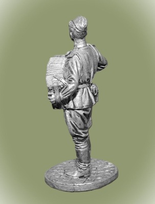 Картинка WWII-018 Оловянная миниатюра Лейтенант Красной Армии с аккордеоном. 1944-45 гг. СССР  54 мм.  от магазина Масштаб