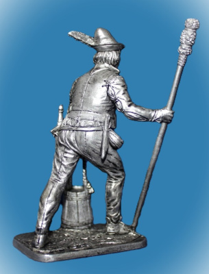 Картинка 267. Оловянный солдатик Артиллерист с банником и ведром. Зап. Европа, 15 век, 54 мм  от магазина Масштаб