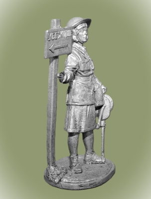 Картинка WWII-035 Девушка - инструктор МПВО с ручной сиреной, 1941-44 гг. СССР  54 мм.  от магазина Масштаб