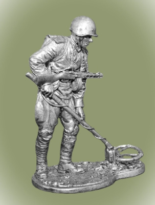Картинка WWII-058 Сапёр с миноискателем, 1943-45 гг. СССР, 54 мм.  от магазина Масштаб