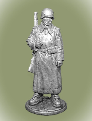 Картинка WWII-025 Оловянная миниат Рядовой пехоты Вермахта (Германия) в караульных ботах. 1942-43 гг.  54 мм.  от магазина Масштаб