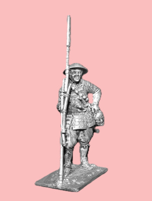 Картинка 228. Оловянный солдатик Асигару с трофеями, 2-я пол. 16 – нач. 17 вв., 54мм  от магазина Масштаб