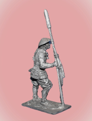 Картинка 228. Оловянный солдатик Асигару с трофеями, 2-я пол. 16 – нач. 17 вв., 54мм  от магазина Масштаб