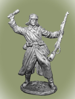 Картинка WWII-084 Оловянная фигура Боец РККА в шинели с гранатой, 1941-43гг. СССР,  54мм  от магазина Масштаб