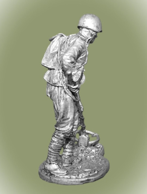 Картинка WWII-058 Сапёр с миноискателем, 1943-45 гг. СССР, 54 мм.  от магазина Масштаб