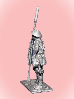 Картинка 228. Оловянный солдатик Асигару с трофеями, 2-я пол. 16 – нач. 17 вв., 54мм  от магазина Масштаб
