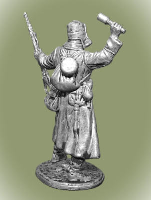 Картинка WWII-084 Оловянная фигура Боец РККА в шинели с гранатой, 1941-43гг. СССР,  54мм  от магазина Масштаб